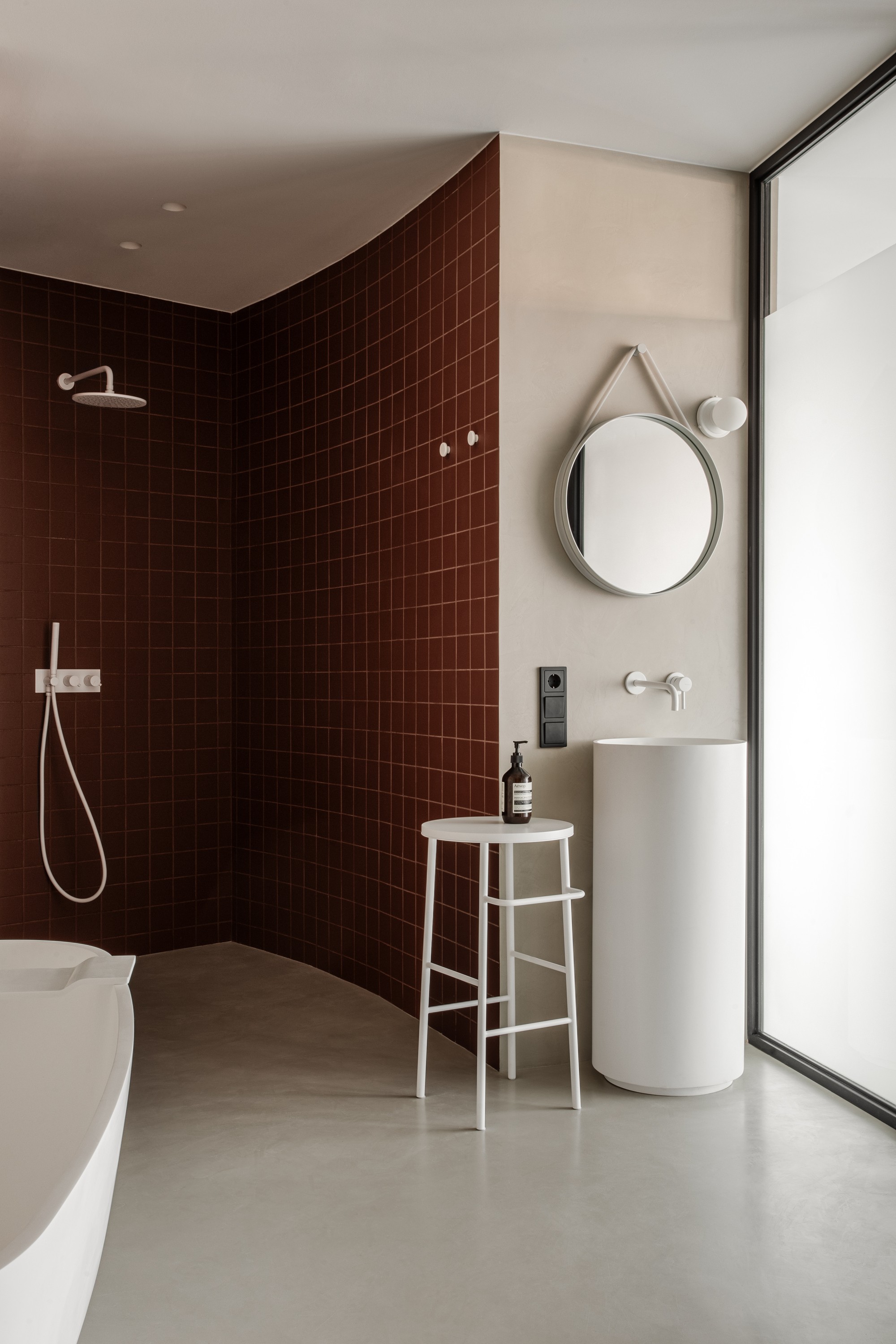 Décor do dia: banheiro com estilo minimalista e azulejo colorido (Foto: Divulgação)