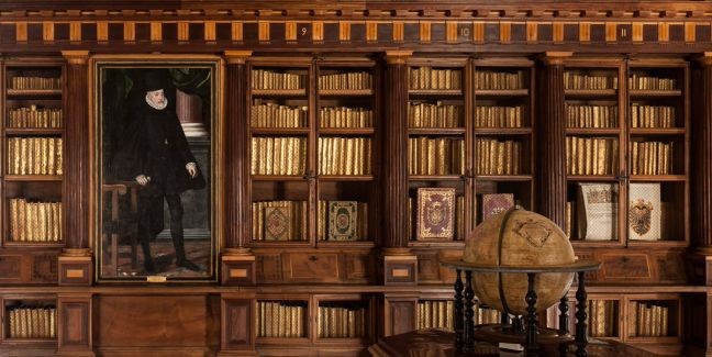 Interior da biblioteca, com retrato de seu criador Felipe II (Foto: Divulgação)