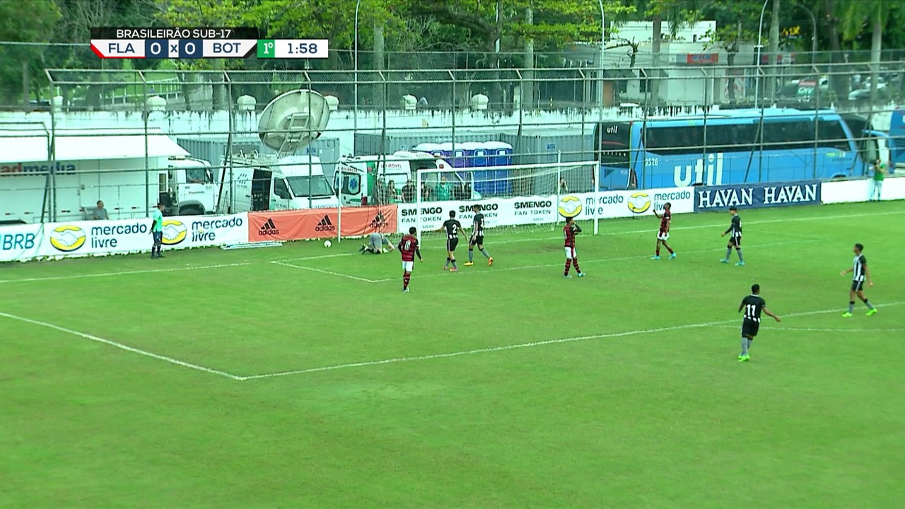 Aos 2 min do 1o tempo - Flamengo ataca, mas goleiro do Fogão defende