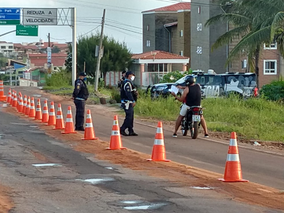 Polícia realiza abordagens em Fortaleza no primeiro dia de fiscalização do isolamento, nesta sexta-feira — Foto: Halisson Ferreira/SVM