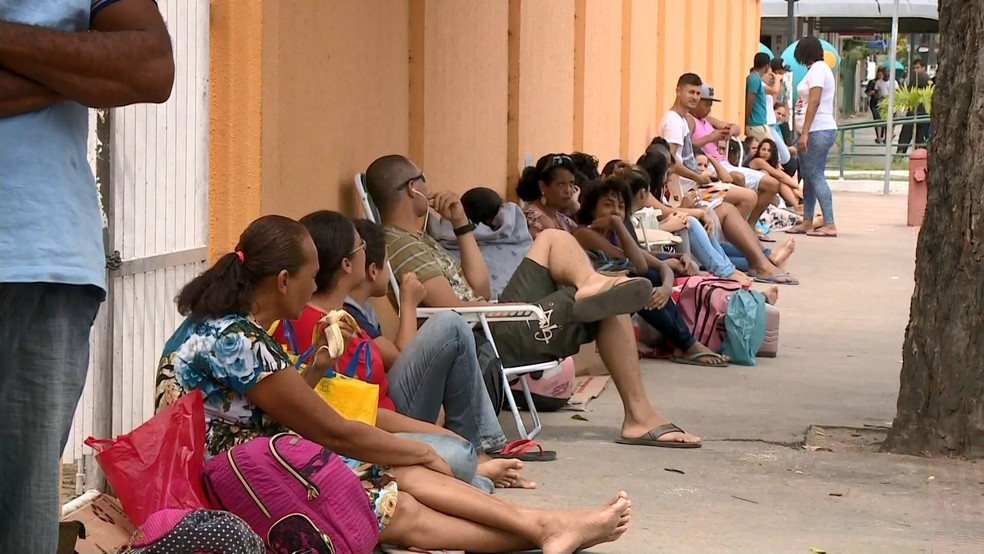 Desempregados passam fim de semana dormindo na porta do Sine de Linhares — Foto: Juliano Gomes/ TV Gazeta