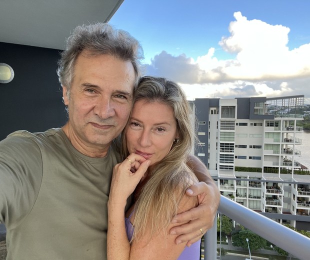Nelson Freitas e a mulher,  Maria Cristina Cordeiro, em apartamento na Austrália (Foto: Arquivo pessoal)