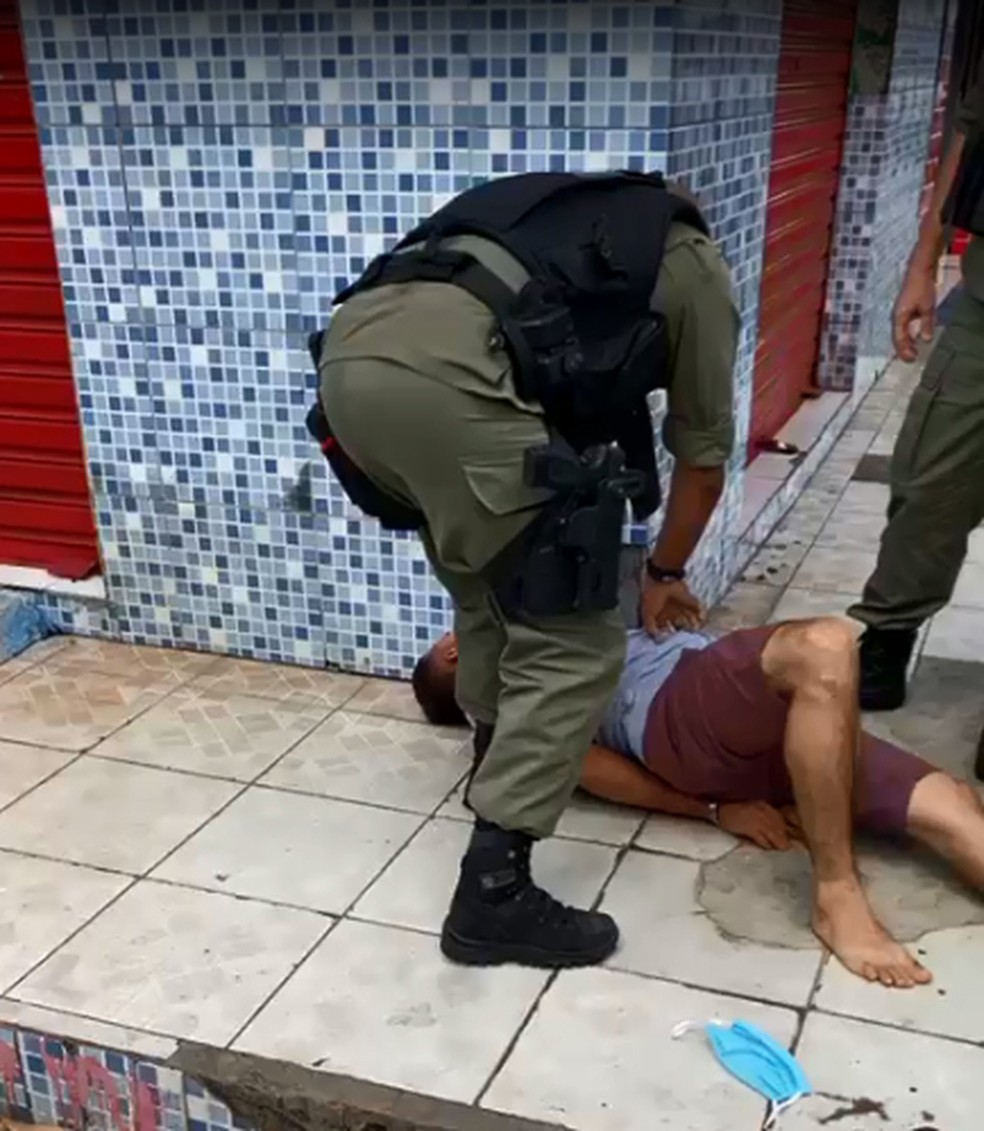 Lojista passou mal após ser detido pelos policiais em Teresina — Foto: Reprodução