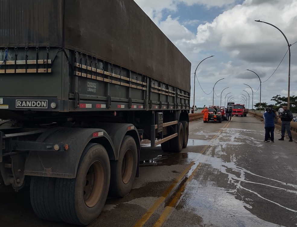 Motociclista perde as duas pernas após moto bater em carreta e incendiar em ponte na Zona Sul de Teresina — Foto: Ravi Marques/TV Clube