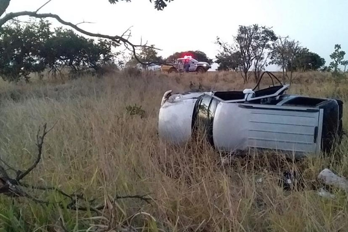 Uma pessoa morre e três ficam feridas em capotamento de carro na MG-413 em Araguari