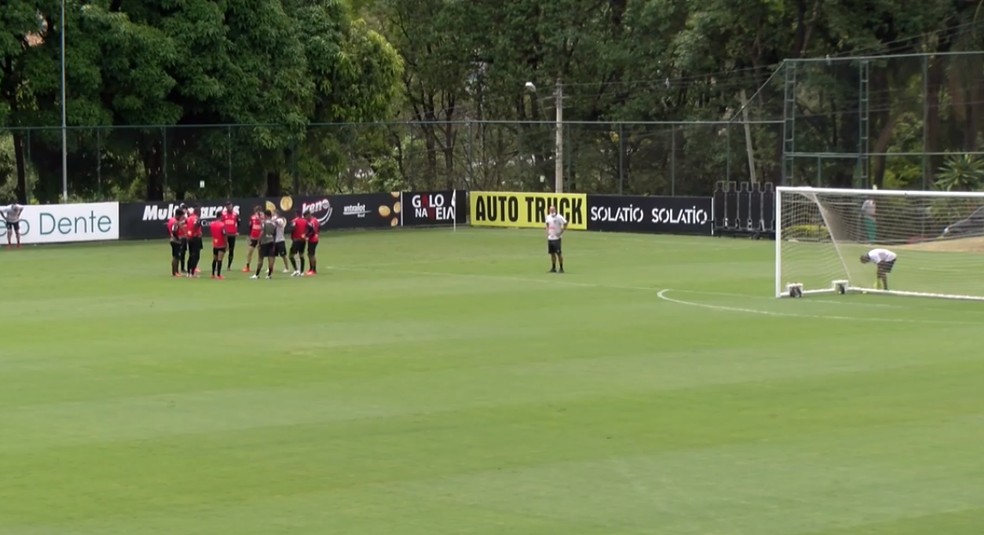 TV Galo, de longe, mostra roda de jogadores (teoricamente reservas) em treino do Atlético — Foto: Reprodução/TV Galo