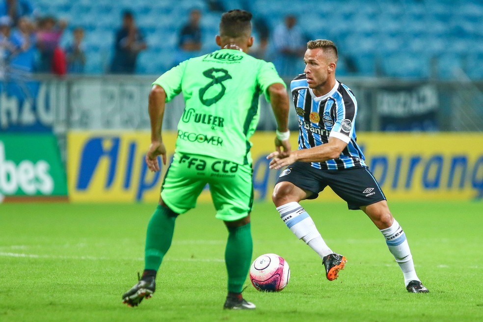 Arthur contra o Avenida  (Foto: Lucas Uebel / Grêmio, DVG)