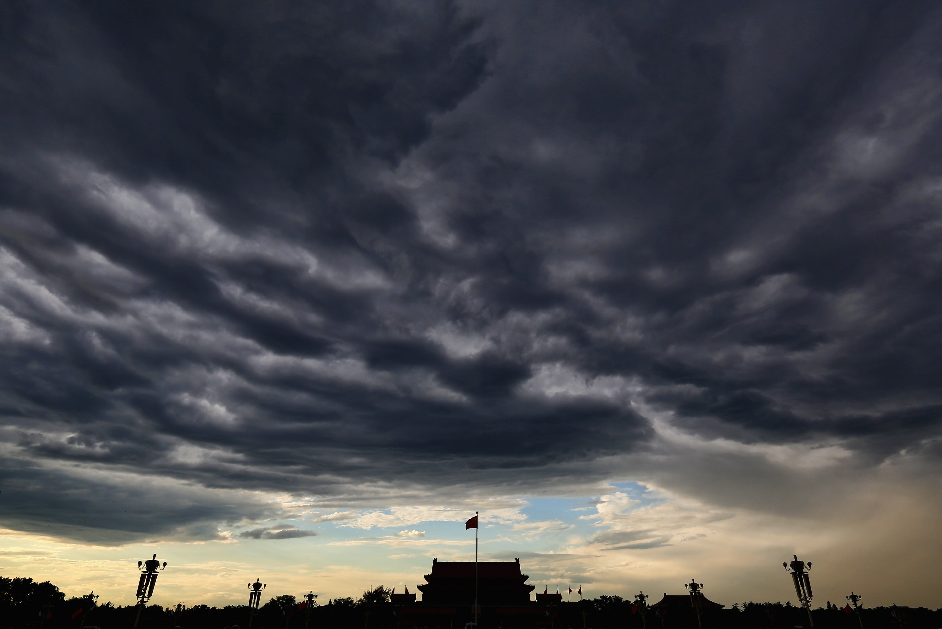 Nuvem pesada sobre a Praça da Paz Celestial, em Pequim (Foto: Getty Images)