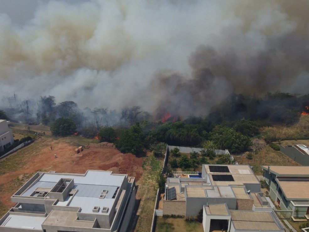 Incêndio atingiu área de preservação permanente que fica próxima aos condomínios de luxo em Marília — Foto: Marília Notícia/Divulgação 