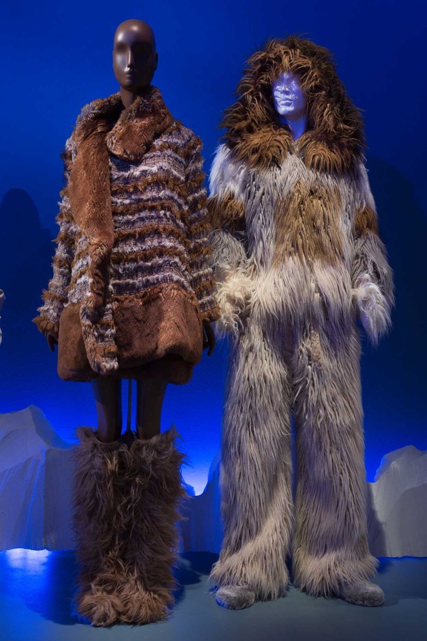 From left: Tweed and faux fur suit by Karl Lagerfeld for Chanel, Autumn/Winter 2010; man’s faux fur ensemble by Karl Lagerfeld for Chanel, Autumn/Winter 2010. Both lent by CHANEL Patrimoine Collection, Paris (Foto: © THE MUSEUM AT FIT)