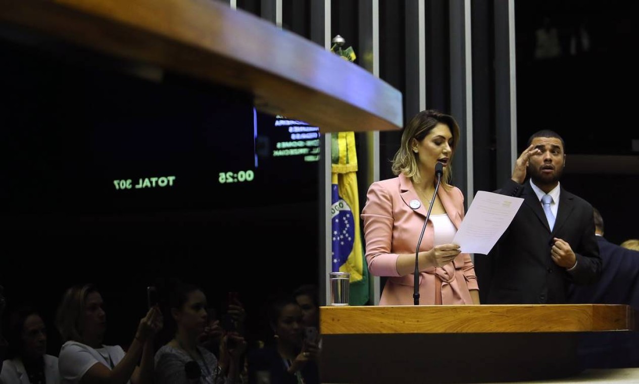 A primeira-dama participa da sessão solene em homenagem ao Dia Mundial das Doenças Raras, no Congresso  — Foto: Jorge William/Agência O Globo/27-02-2019