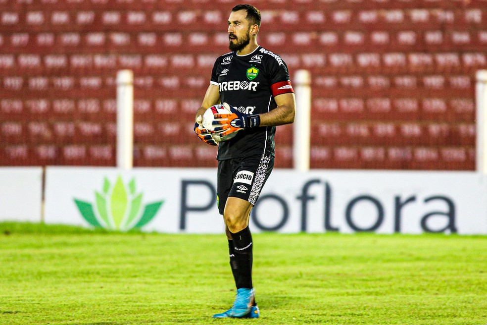 Walter, goleiro do Cuiabá, em ação contra a Academia — Foto: AssCom Dourado