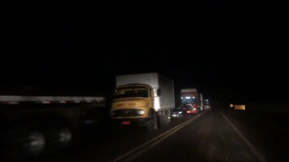 Rodovia Cunha Bueno, em Luís Antônio (SP), teve congestionamento após acidente com duas mortes — Foto: Reprodução/EPTV