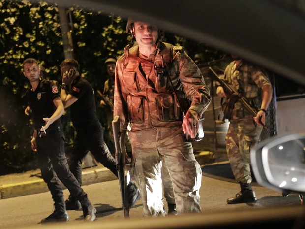 Agentes de segurança da Turquia detem policiais ao lado da estrada, em Istambul (Foto: Yasin Akgul / AFP )