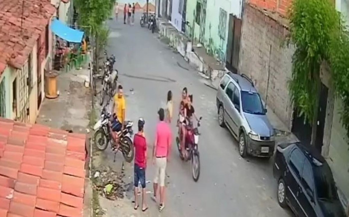 Após fofoca, influencer cearense derruba mulher com bebê no colo de moto em movimento - Globo.com