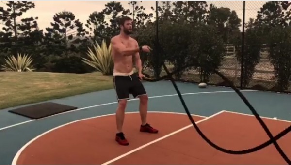 O ator Chris Hemsworth durante uma sessão de exercícios (Foto:  instagram)