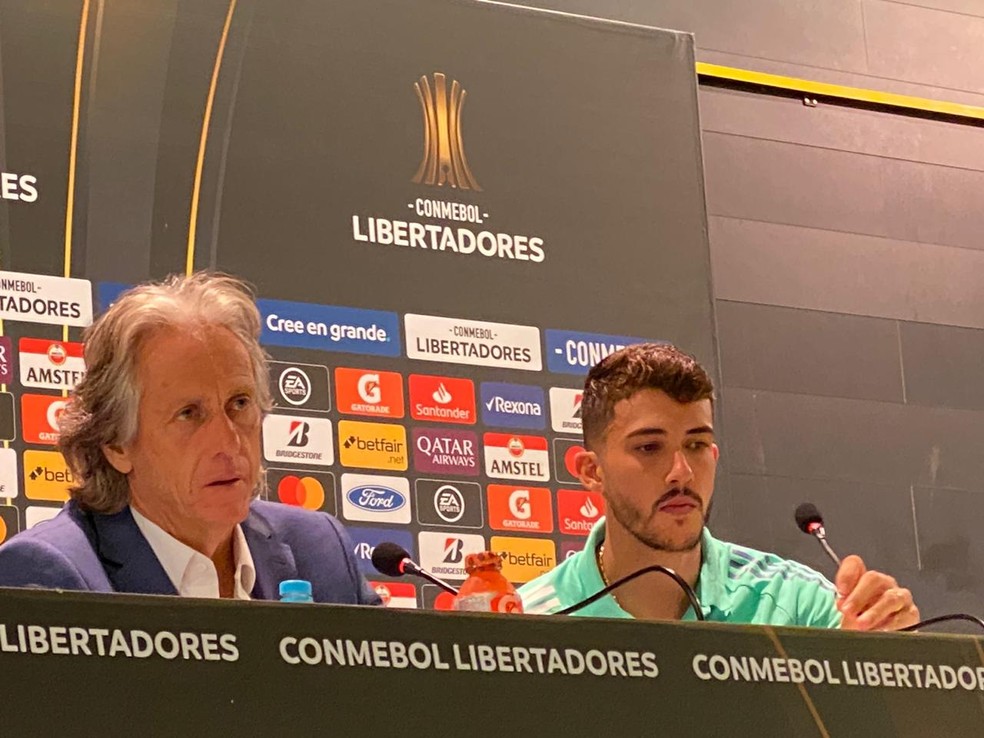 Jorge Jesus ao lado de Gustavo Henrique: Flamengo tem seis pontos em dois jogos — Foto: Cahê Mota