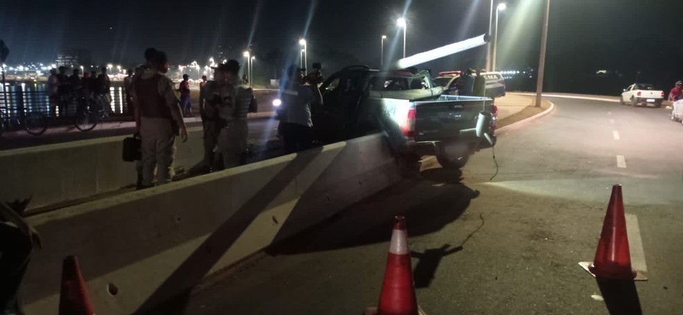 Carro ficou preso na barra de segurança da Via Lago — Foto: Guarda Metropolitana de Araguaína/Divulgação