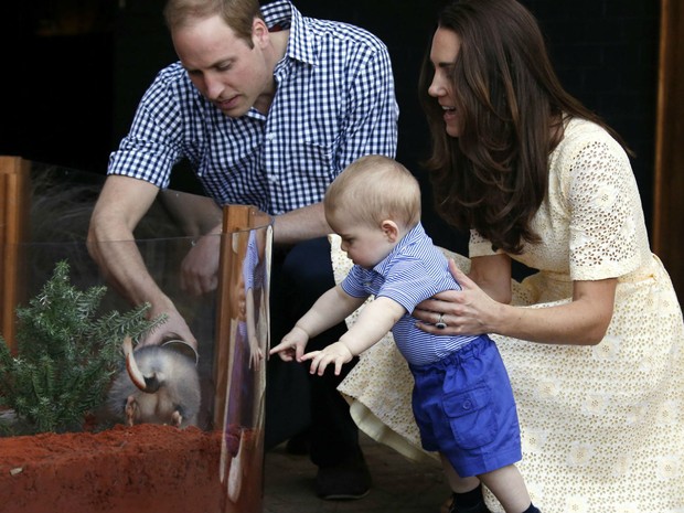 Príncipe George com os pais William e Kate em zoológico na Austrália (Foto: David Gray/Reuters)