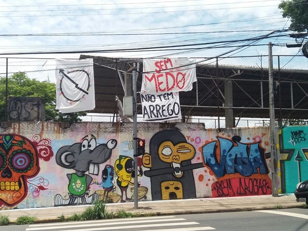 Escola Mello Cotrim em Piracicaba, que permanece ocupada nesta segunda-feira (7) (Foto: Thainara Cabral/G1)
