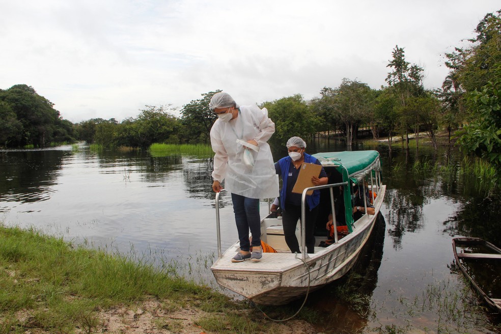 Profissional da saúde leva vacinas à zona rural de Manaus em imagem do dia 3 de fevereiro — Foto: Divulgação