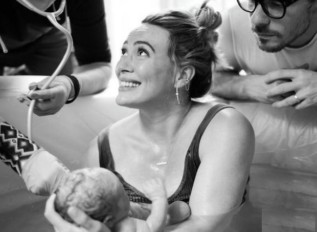 Hilary Duff momentos depois de dar à luz a pequena Mae (Foto: Reprodução Instagram)