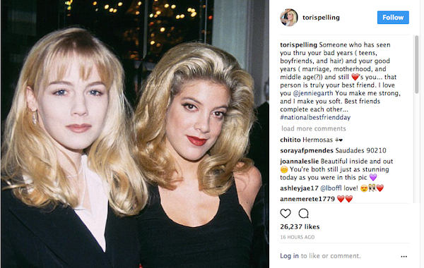 A homenagem feita por Tori Spelling à sua amiga Jennie Garth (Foto: Instagram)