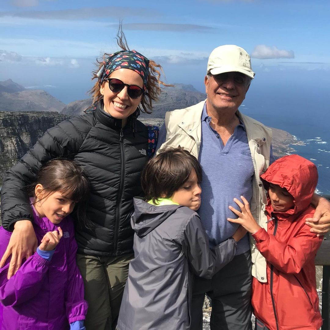 Poliana Abritta com os três filhos e o pai, José (Foto: Reprodução Instagram)