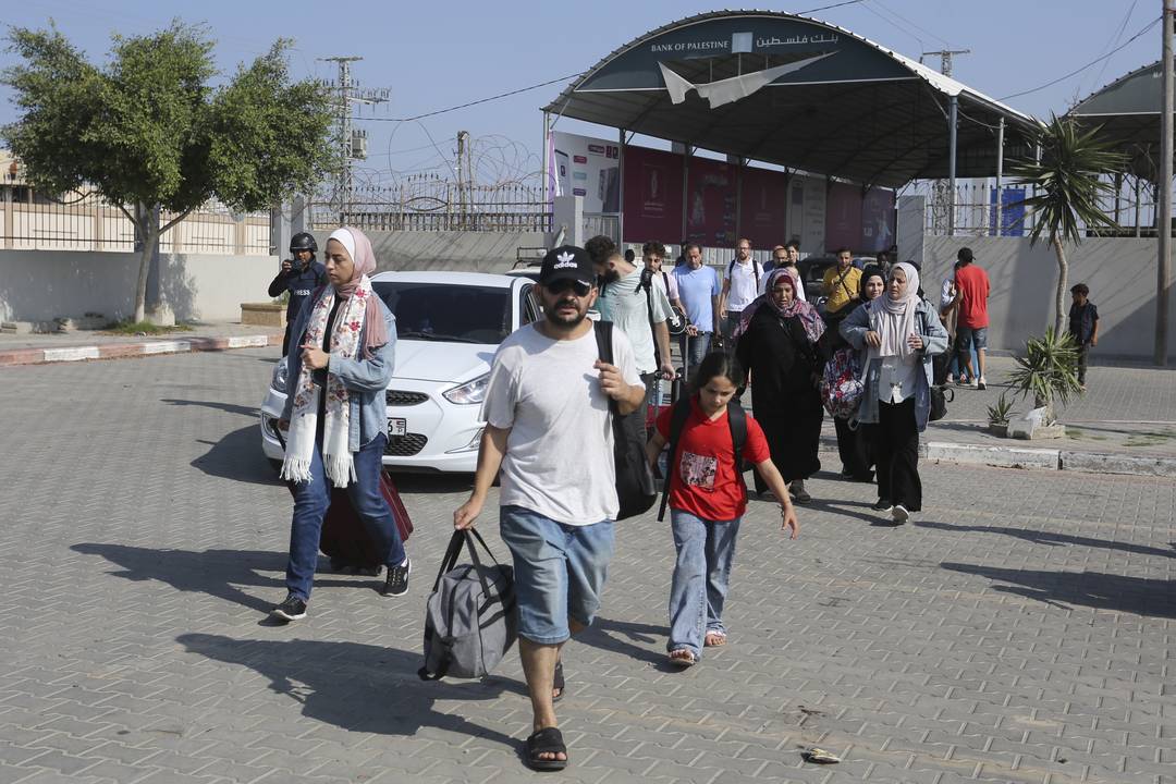 Estrangeiros cruzam a fronteira da Faixa de Gaza em Rafah