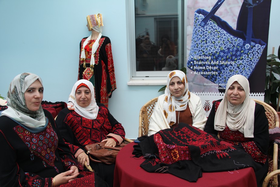 Fatma Nassar (à dir.), com a irmã, a cunhada e a nora, exibe bordados produzido por elas em projeto da ONU