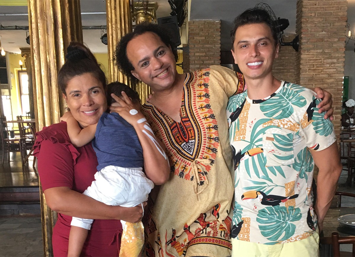 Mara Maravilha viaja com o noivo, Gabriel, e o filho, Benjamin, à Salvador (Foto: Van Carvalho / divulgação)