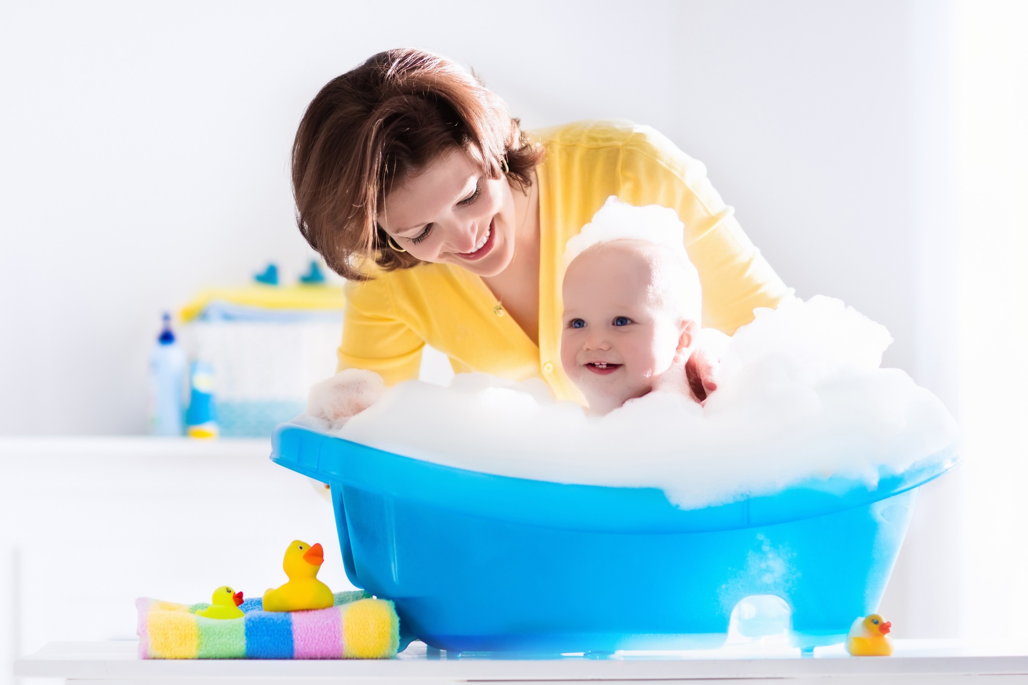 Bebê tomando banho na banheira (Foto: ThinkStock)