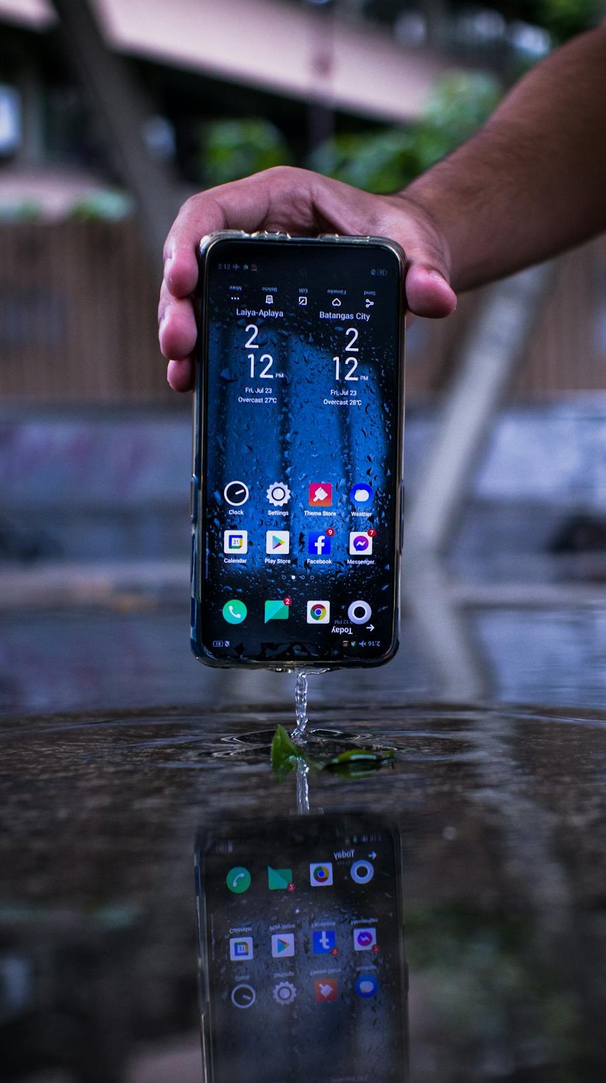 Piscina? Chuva? Sem medo! Veja 5 celulares ‘à prova d’água’ baratos