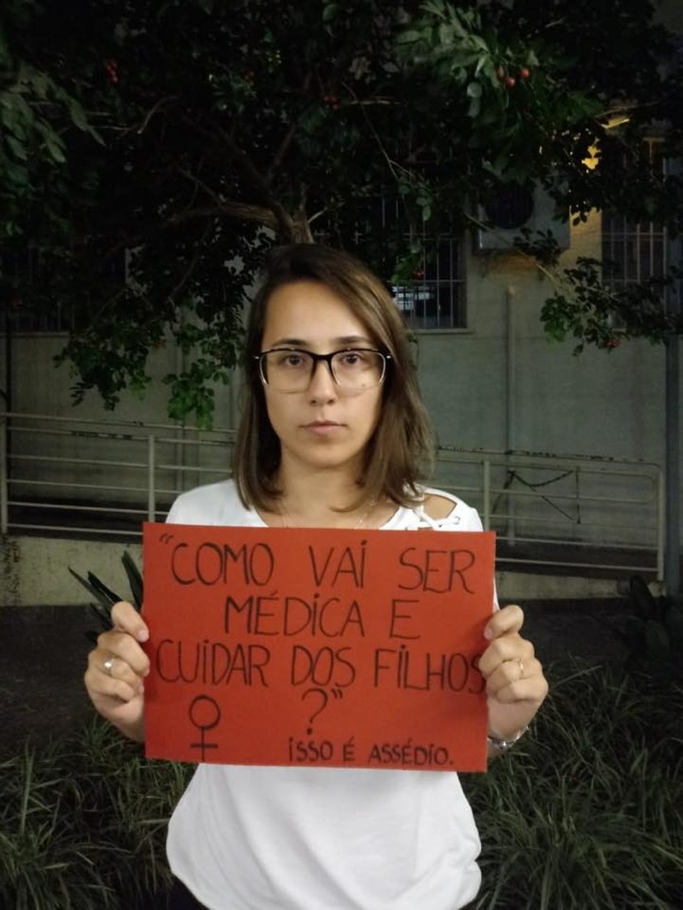Alunas da UFMG usam cartazes para denunciar assédio (Foto: Reprodução/Facebook)