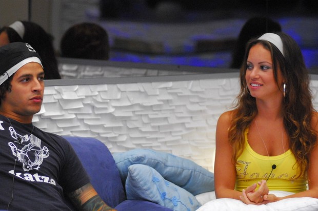 Rafinha Diniz, campeão do BBB8, e Juliana Góes no confirnamento do reality show (Foto: TV Globo)