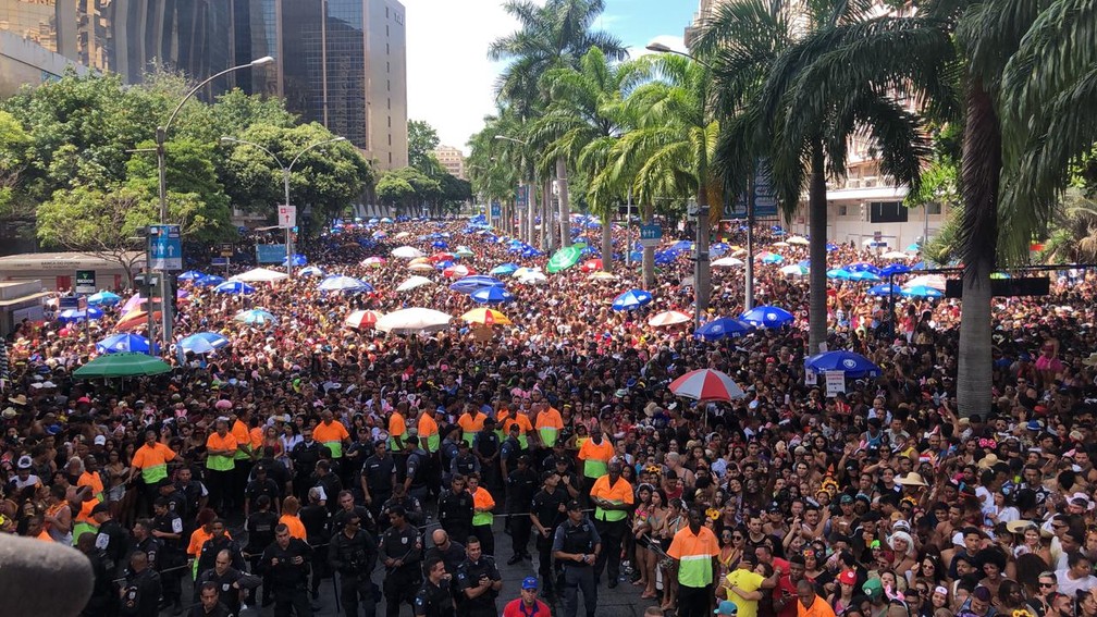 Multidão aguarda início do Fervo da Lud, no Centro — Foto: Cecília Flesch/GloboNews