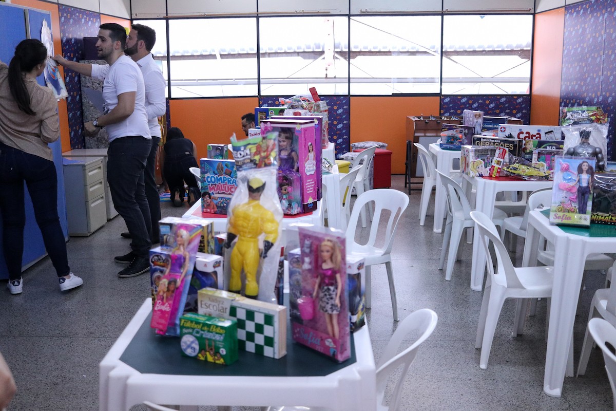 Antes do projeto a sala de jogos não contava com mesas para as brincadeiras e tinha cadeiras e mesas de plástico (Foto: Divulgação / Unibes)