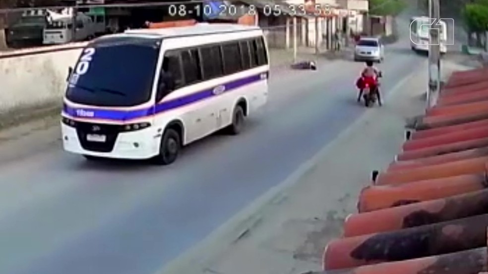 Ciclista ficou com ferimentos pelo corpo. Acidente foi em MaracanaÃº. â€” Foto: ReproduÃ§Ã£o/TV Verdes Mares