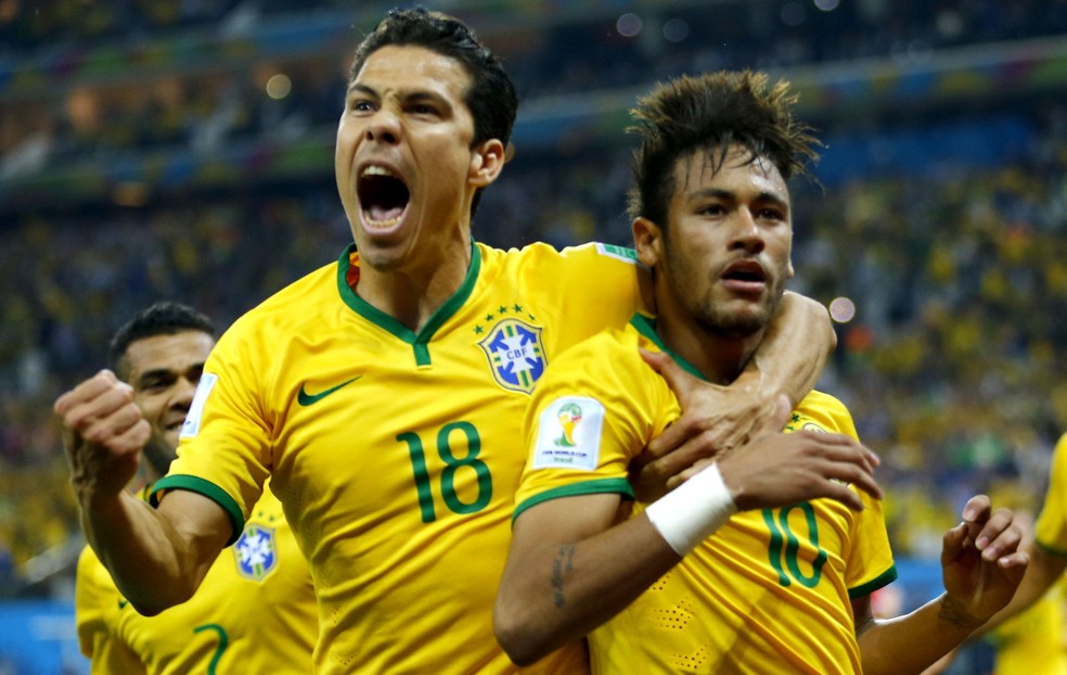 Neymar e Hernanes comemoram gol do Brasil — Foto: Agência Reuters