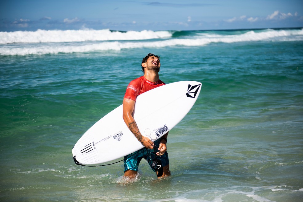 João Chianca comemora classificação para as quartas em Saquarema — Foto: Thiago Diz / WSL