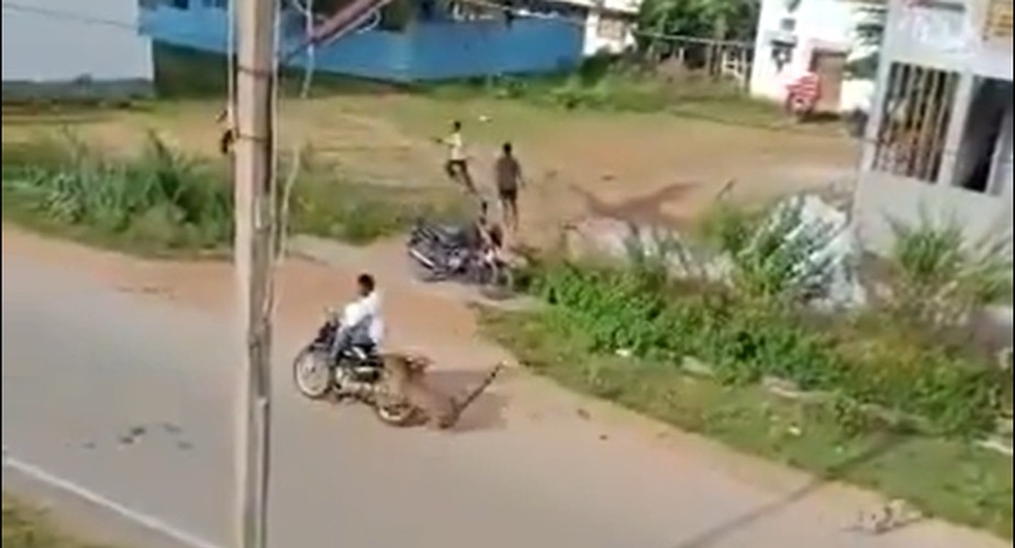 Motociclista sendo atacado por um leopardo na Índia