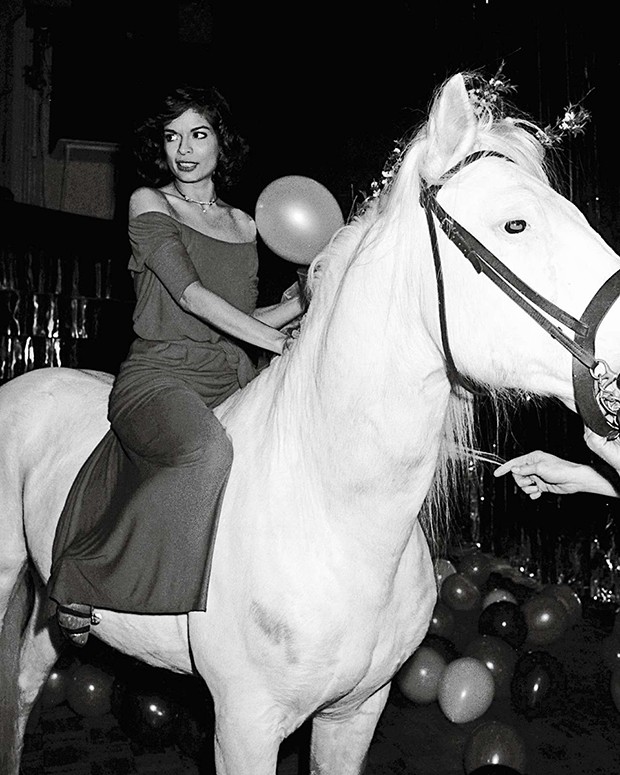 UNITED STATES - CIRCA 2001:  Bianca Jagger, the birthday girl, straddles an equine visitor to her birthday bash at Studio 54  (Photo by Richard Corkery/NY Daily News Archive via Getty Images) (Foto: NY Daily News via Getty Images)