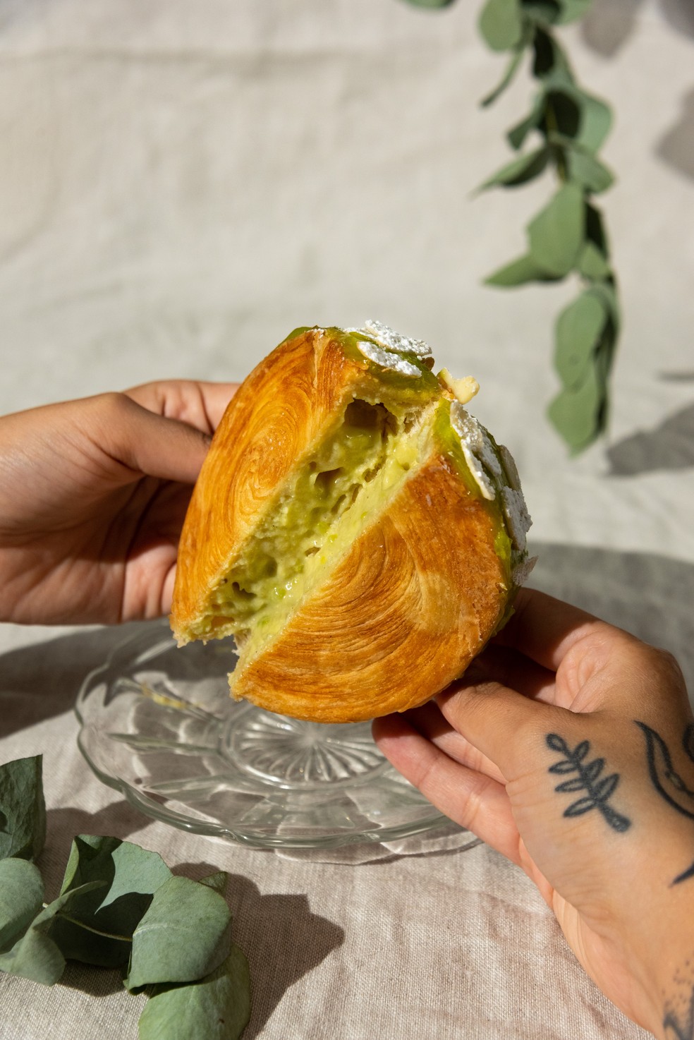 Recheio generoso: versão carioca da Alva com pistache e chocolate branco  — Foto: Divulgação/Ocaso Studio