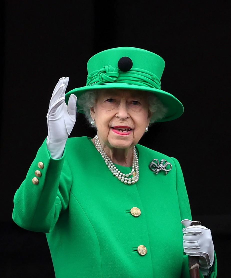 A rainha Elizabeth II acena da sacada do Palácio de Buckingham durante o Platinum Jubilee Pageant em Londres. O evento celebrou seu reinado de 70 anos.