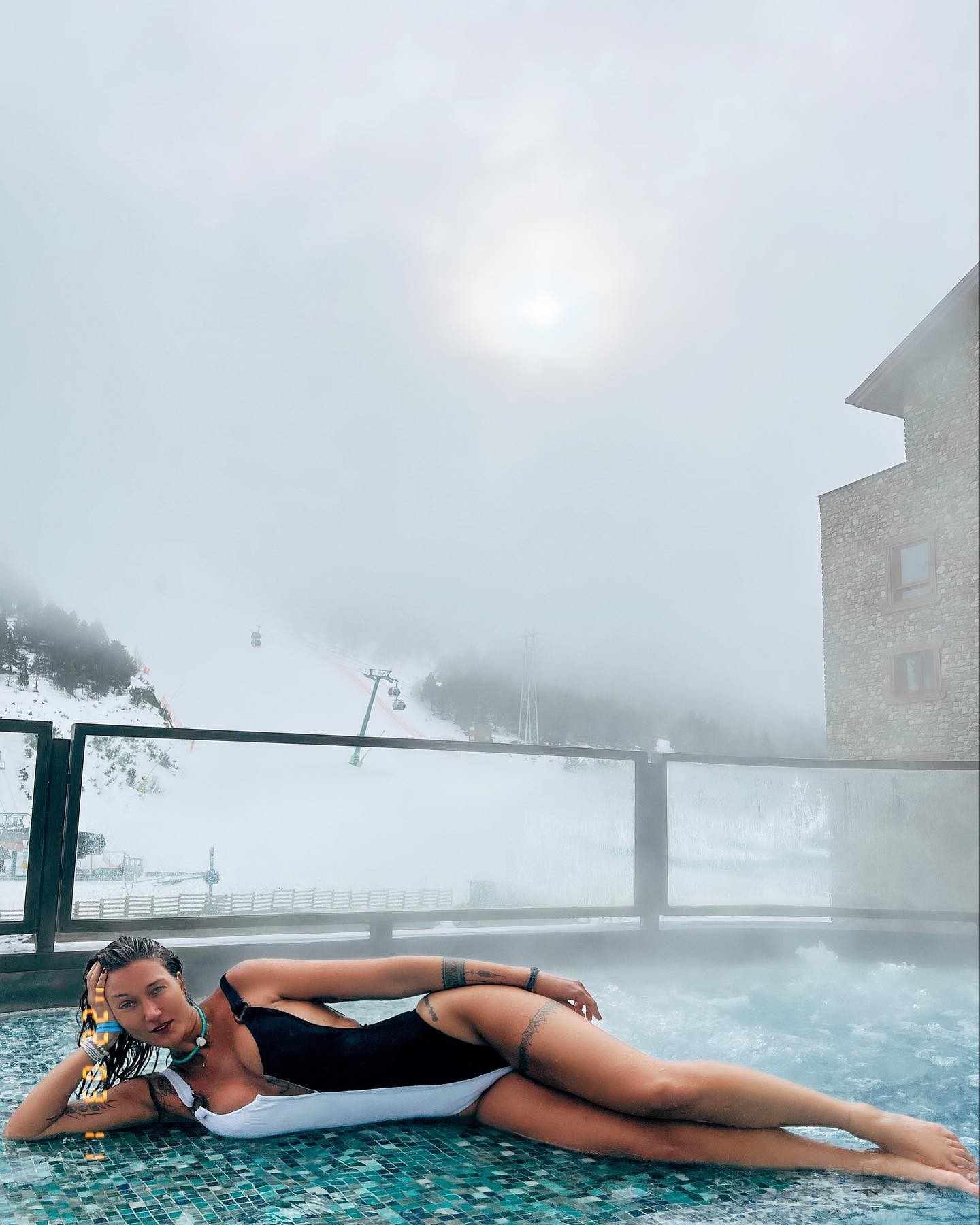 Gabriela Pugliesi posa de maiô em piscina na neve: 'Quente, mas frio' (Foto: Reprodução / Instagram)