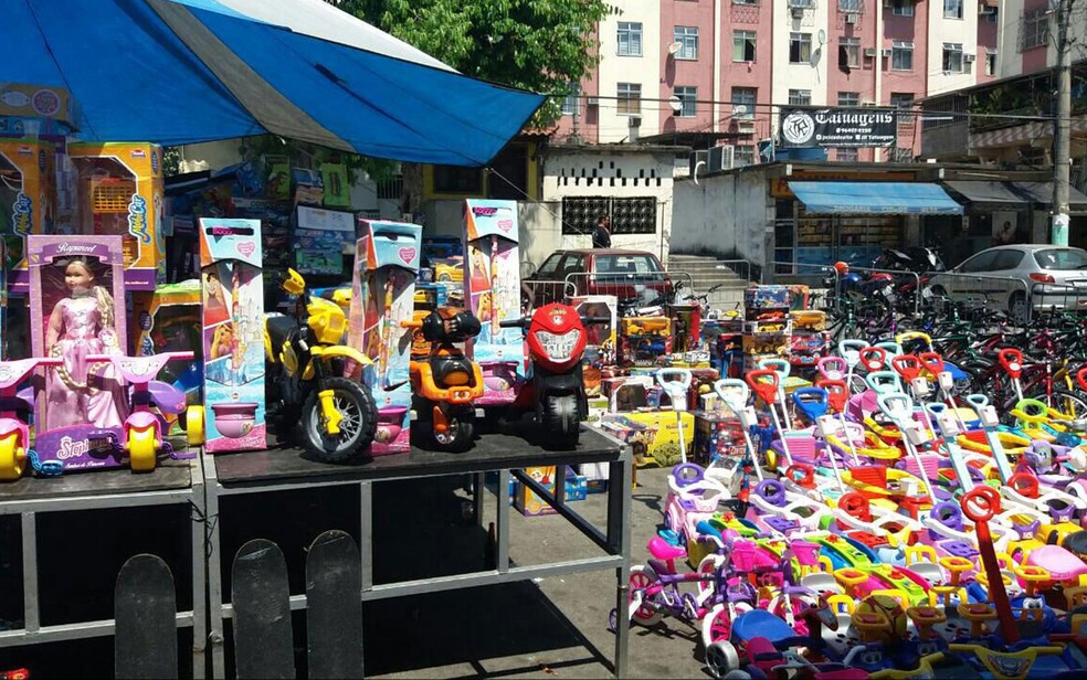 Traficante Peixão distribuiu presentes no Dia Das Crianças para angariar a simpatia de moradores (Foto: Reprodução)