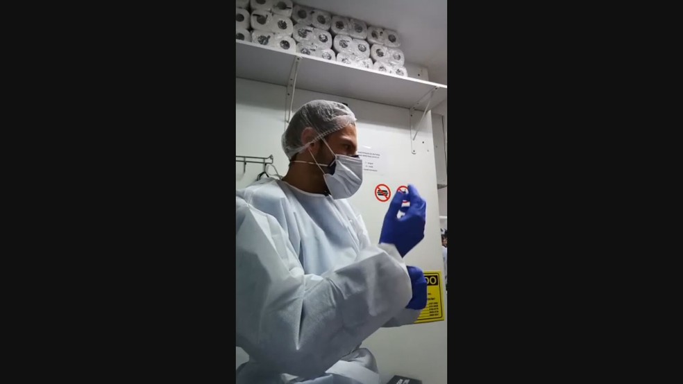 Richard Maia veste roupa descartável para trabalhar no laboratório — Foto: Reprodução/TV Globo
