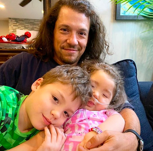 O ator Miguel Cervantes com a filha Adelaide e o filho Jackson (Foto: Instagram)