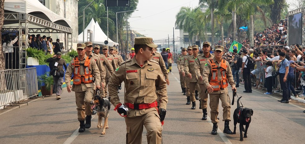 Bombeiros desfilam na comemoração da Independência do Brasil em Rio Branco — Foto: Andryo Amaral/Rede Amazônica