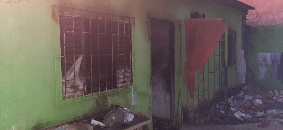 Moradora dorme com cigarro aceso e provoca incêndio em casa no Bairro Jardim Canaã, em Uberlândia
